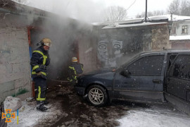 В Каменском  горел гараж с автомобилем