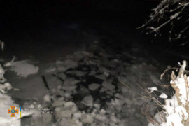 Под Днепром спасатели вытащили провалившегося под лед мужчину