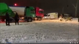 На выезде из Каменского «УАЗ» вытащил из снежного заноса 9 грузовиков