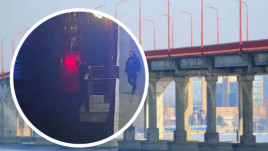 В Днепре селфи на мосту чуть не обернулось трагедией В Днепре селфи на мосту чуть не обернулось трагедией