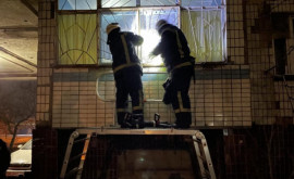 В Каменском спасатели помогли медикам попасть в квартиру больной женщины