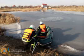 Переходил реку по льду: под Днепром спасатели выловили из реки мертвого мужчину Переходил реку по льду: под Днепром спасатели выловили из реки мертвого мужчину