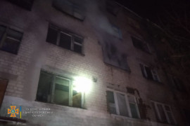 В Павлограде с горящего общежития спасли четверых человек В Павлограде с горящего общежития спасли четверых человек