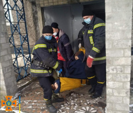 В Каменском спасатели помогли перенести больную в карету «скорой»