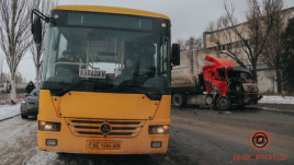 В Днепре фура въехала в маршрутку с пассажирами В Днепре фура въехала в маршрутку с пассажирами