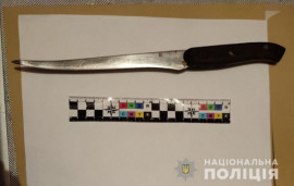 В Днепропетровской области мужчина с ножом ворвался к старушке и ограбил ее В Днепропетровской области мужчина с ножом ворвался к старушке и ограбил ее