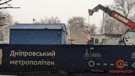 В Днепре на стройплощадке метро на кране повесили тушу животного В Днепре на стройплощадке метро на кране повесили тушу животного
