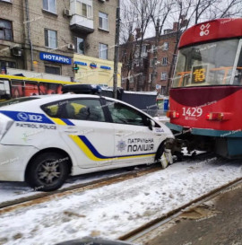 В Днепре трамвай попал в ДТП с автомобилем патрульных (фото)