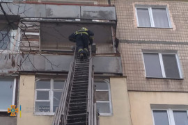 В Днепре спасатели проникли в квартиру, чтобы снять ребенка с подоконника, пока его мать спала В Днепре спасатели проникли в квартиру, чтобы снять ребенка с подоконника, пока его мать спала