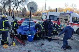 В Каменском столкнулись Mazda и Chevrolet: трое пострадавших