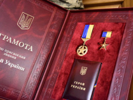 Зеленский присвоил звание Героев Украины 12 военным Зеленский присвоил звание Героев Украины 12 военным
