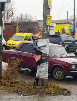В Днепре примотали к столбу мародера без трусов В Днепре примотали к столбу мародера без трусов