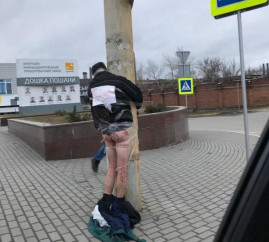В Днепре поймали очередного мародера и со спущенными штанами примотали к столбу В Днепре поймали очередного мародера и со спущенными штанами примотали к столбу