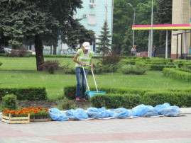 Рабочие тайно оживляют клумбу напротив горсовета Каменского