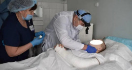 В больнице Мечникова спасли тяжело раненную девушку с перерезанным горлом