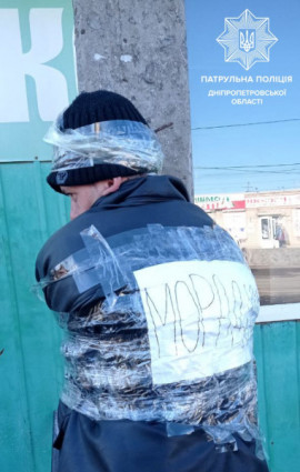 В Днепре мародер пытался украсть противотанковый еж В Днепре мародер пытался украсть противотанковый еж