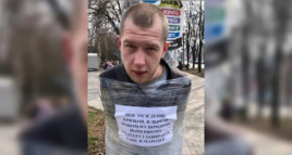 В Кривом Роге к столбу привязали мародера, который воровал деньги на похороны солдата В Кривом Роге к столбу привязали мародера, который воровал деньги на похороны солдата
