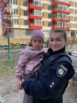 В Днепре патрульные вернули домой 3-летнюю девочку В Днепре патрульные вернули домой 3-летнюю девочку