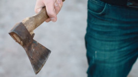 На Днепропетровщине задержали 63-летнего пенсионера-хулигана с топором