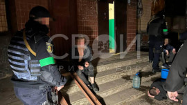 В Кривом Роге трое пьяных бросили в многоэтажный дом «коктейль Молотова»