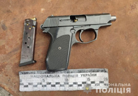В Синельниково мужчина стрелял в женщину, а попал в собаку В Синельниково мужчина стрелял в женщину, а попал в собаку