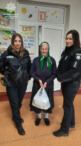 В Днепре патрульные помогли заблудившейся 82–летней переселенке добраться до временного жилья В Днепре патрульные помогли заблудившейся 82–летней переселенке добраться до временного жилья