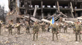 Военные музыканты выполнили марш сопротивления на руинах самого разрушенного объекта на Днепропетровщине