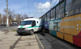 В Каменском инкассаторский автомобиль выехал на рельсы и угодил под трамвай