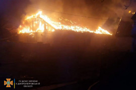 В Каменском горел дом, огонь перебросился на соседей