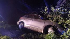 Под Каменским Nissan слетел в кювет и врезался в дерево: водителя зажало в салоне Под Каменским Nissan слетел в кювет и врезался в дерево: водителя зажало в салоне
