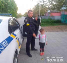 В Новомосковском районе полицейские вернули домой 3-летнюю девочку