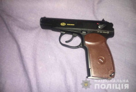У Кам`янському поліцейські затримали озброєного нападника на кредитну установу