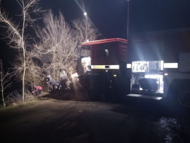 На Днепропетровщине спасатели изъяли из водоема автомобиль с 4 погибшими, из них 1 ребенок. (видео)