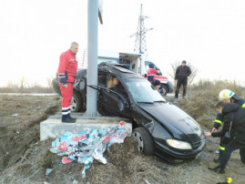 Под Каменским Opel врезался в рекламный щит: есть пострадавшие