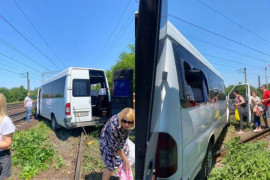 В Днепре маршрутка с пассажирами слетела с дороги на рельсы