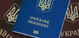 Кабмин разрешил получать украинские паспорта за границей