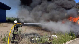 Черный дым и невыносимая вонь: под Днепром горела куча старых шин