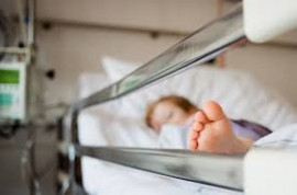 В Днепре медики спасают двухлетнюю девочку, которая упала в выгребную яму, пока родители развлекались с компанией В Днепре медики спасают двухлетнюю девочку, которая упала в выгребную яму, пока родители развлекались с компанией
