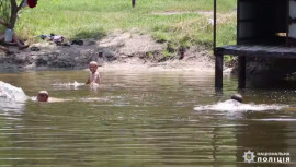 В Новомосковском районе полицейский с товарищем военнослужащим спасли тонущую в реке девочку