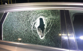 В Днепре двое мужчин из окна отеля бросали пустые бутылки на парковку с авто В Днепре двое мужчин из окна отеля бросали пустые бутылки на парковку с авто