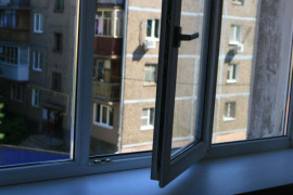 В Каменском 4-летняя девочка выпала из окна