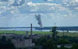 Біля Антонівського мосту у Херсоні стався вибух: горить склад БК окупантів Біля Антонівського мосту у Херсоні стався вибух: горить склад БК окупантів
