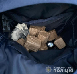 На Дніпропетровщині на блокпосту поліцейські вилучили 300 патронів до автомату Калашникова