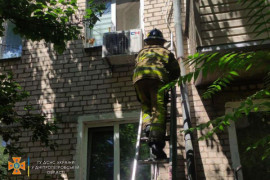 Під Дніпром 2-річна дитина зачинилася одна у квартирі Під Дніпром 2-річна дитина зачинилася одна у квартирі