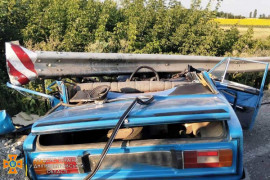 Під Дніпром "ВАЗ" влетів у відбійник, водій загинув Під Дніпром "ВАЗ" влетів у відбійник, водій загинув