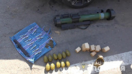На Дніпропетровщині поліцейські вилучили з автомобіля зброю та боєприпаси На Дніпропетровщині поліцейські вилучили з автомобіля зброю та боєприпаси