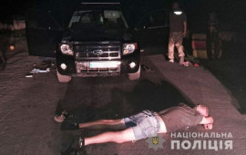 На Дніпропетровщині пасажир автівки намагався провезти через блокпост зброю На Дніпропетровщині пасажир автівки намагався провезти через блокпост зброю