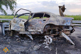 На Дніпропетровщині легковик наїхав на відбійник та загорівся, загинули дві людини На Дніпропетровщині легковик наїхав на відбійник та загорівся, загинули дві людини