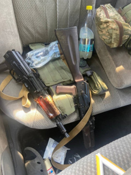 У Дніпрі на блокпосту в автівці виявили автомати, гранати та патрони У Дніпрі на блокпосту в автівці виявили автомати, гранати та патрони
