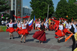 Театр вышел на улицы Каменского